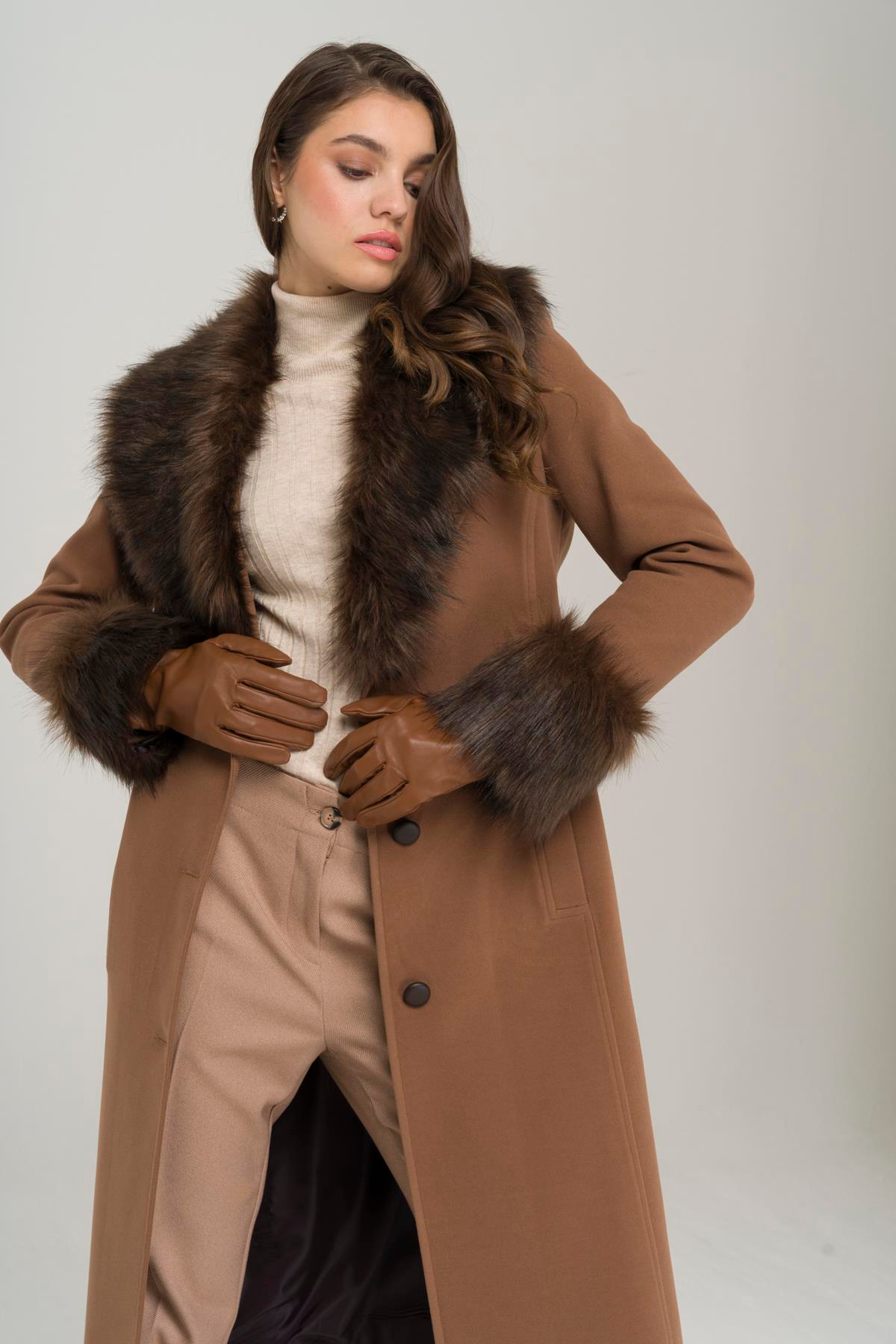 معطف متوسط الطول مع ياقة وأكمام من الفرو قابلة للفصل وإغلاق بأزرار التبغ 3905