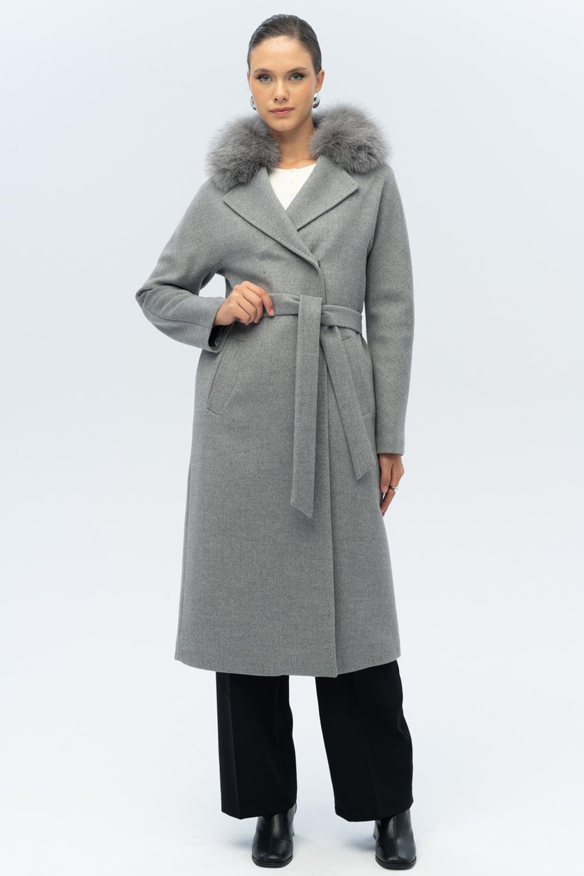 معطف من الكشمير مع ياقة خفاش قابلة للفصل وتفاصيل غرزة بونتو من الفرو رمادي 3120-TK