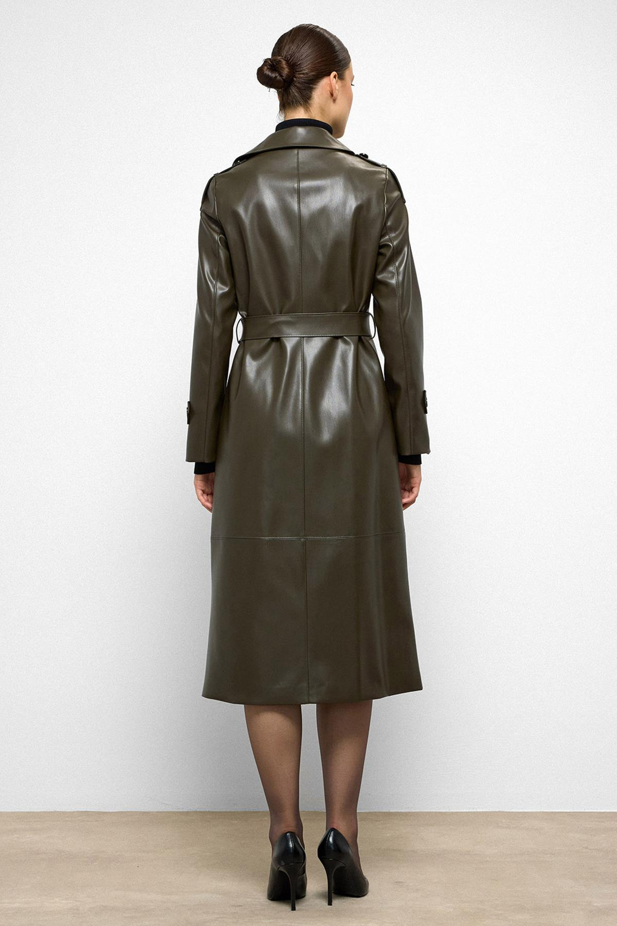 معطف ترنش جلدي مزدوج الصدر مع تفاصيل كتاف يمين 6756