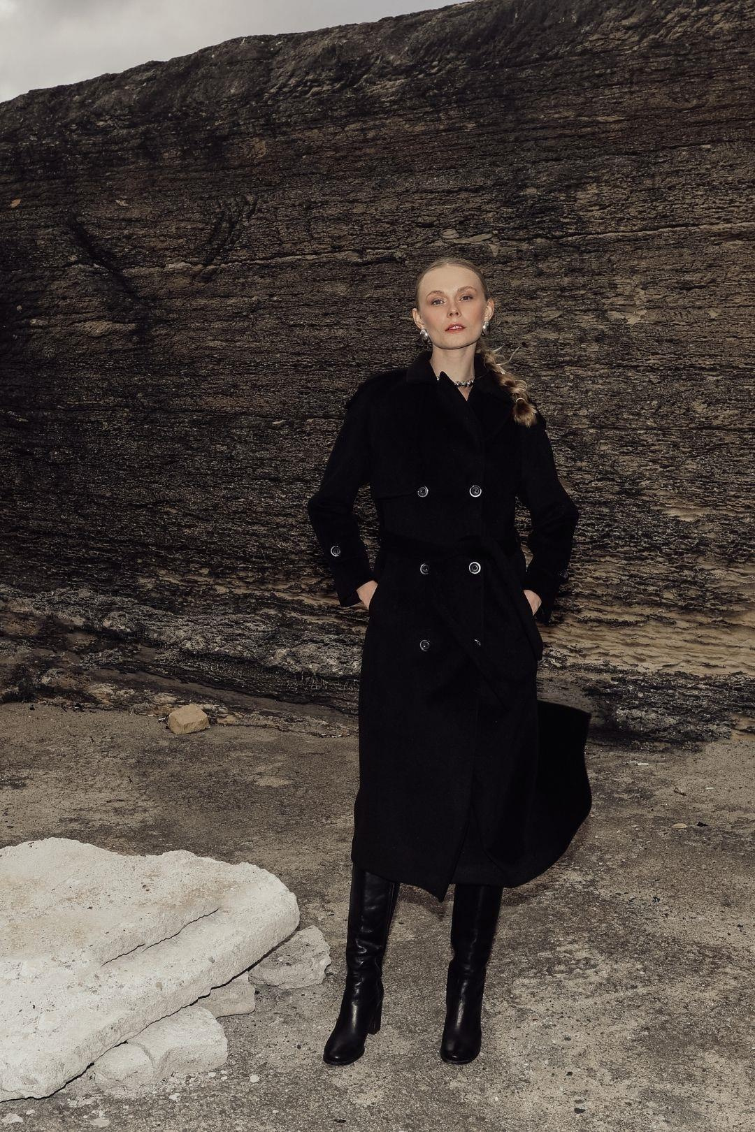 معطف بأكمام راجلان وصدر مزدوج مع كتاف وتفاصيل عباءة أسود 3045