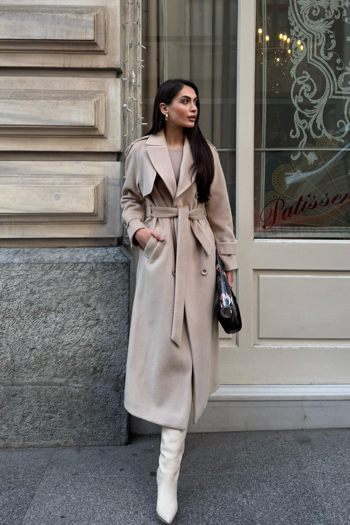 معطف بأكمام راجلان وصدر مزدوج مع كتاف وتفاصيل عباءة يفعل 3045