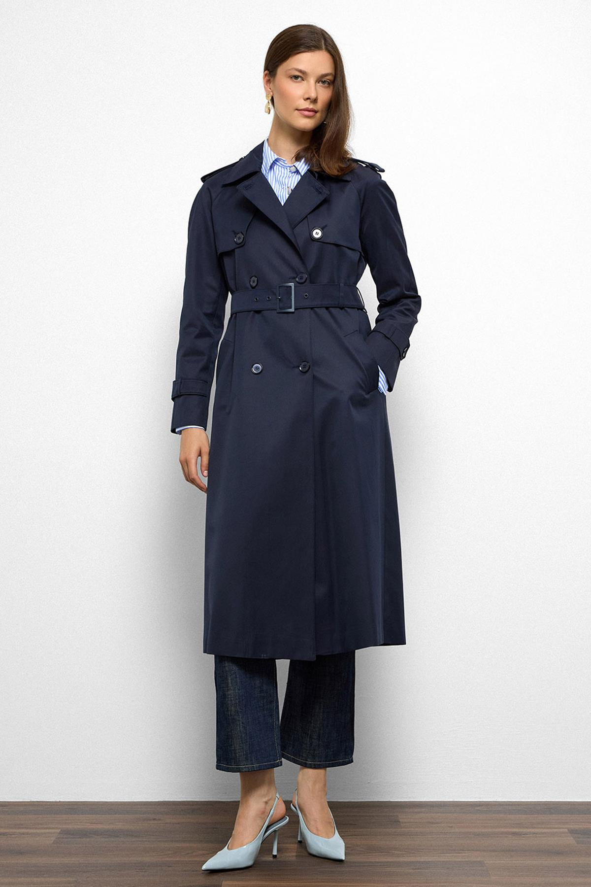 Apolet ve Pelerin Detaylı Reglan Kol Su İtici Özellikli Trençkot LACİVERT 6766