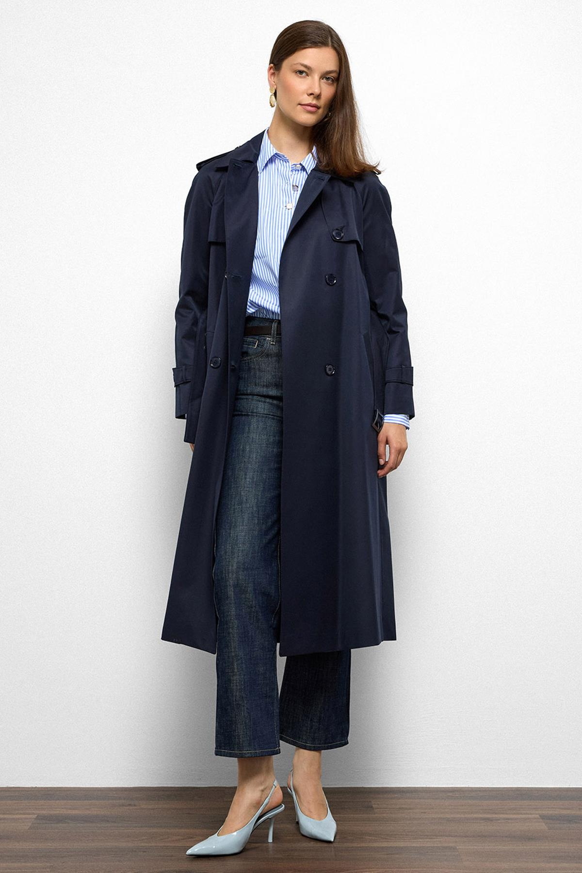 Apolet ve Pelerin Detaylı Reglan Kol Su İtici Özellikli Trençkot LACİVERT 6766