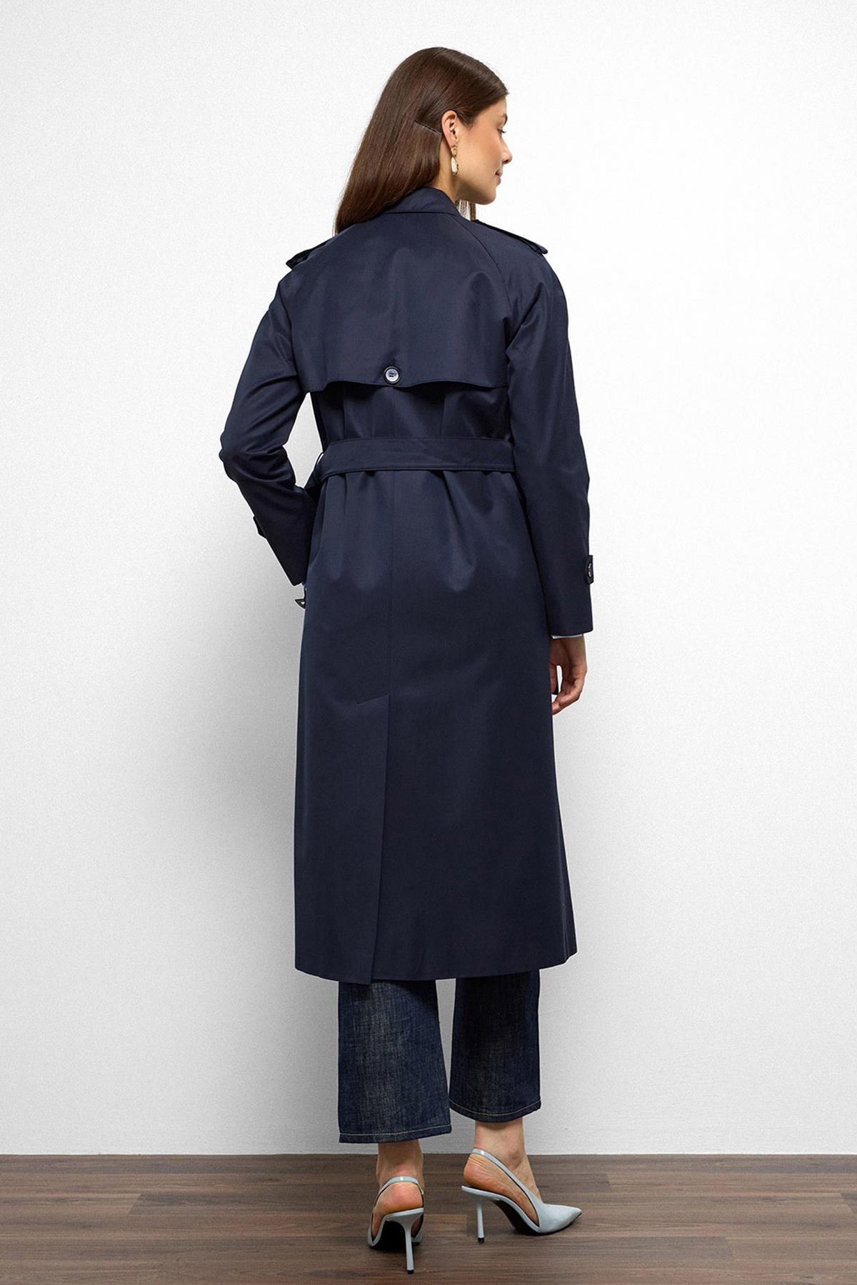 Apolet ve Pelerin Detaylı Reglan Kol Su İtici Özellikli Trençkot LACİVERT 6766