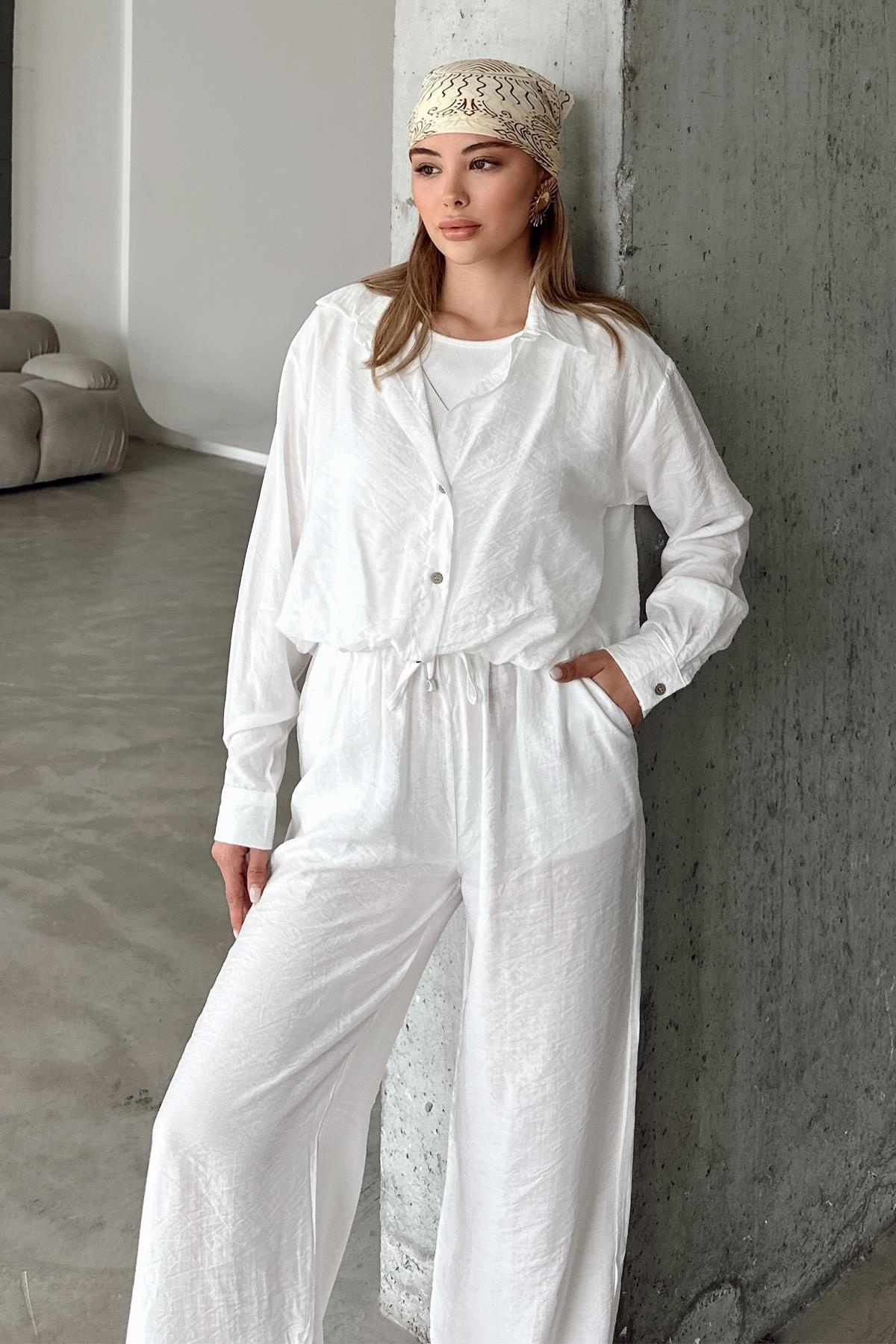 قميص قصير من Chrush مع توب بدون أكمام وإكسسوار قلادة أبيض 9353