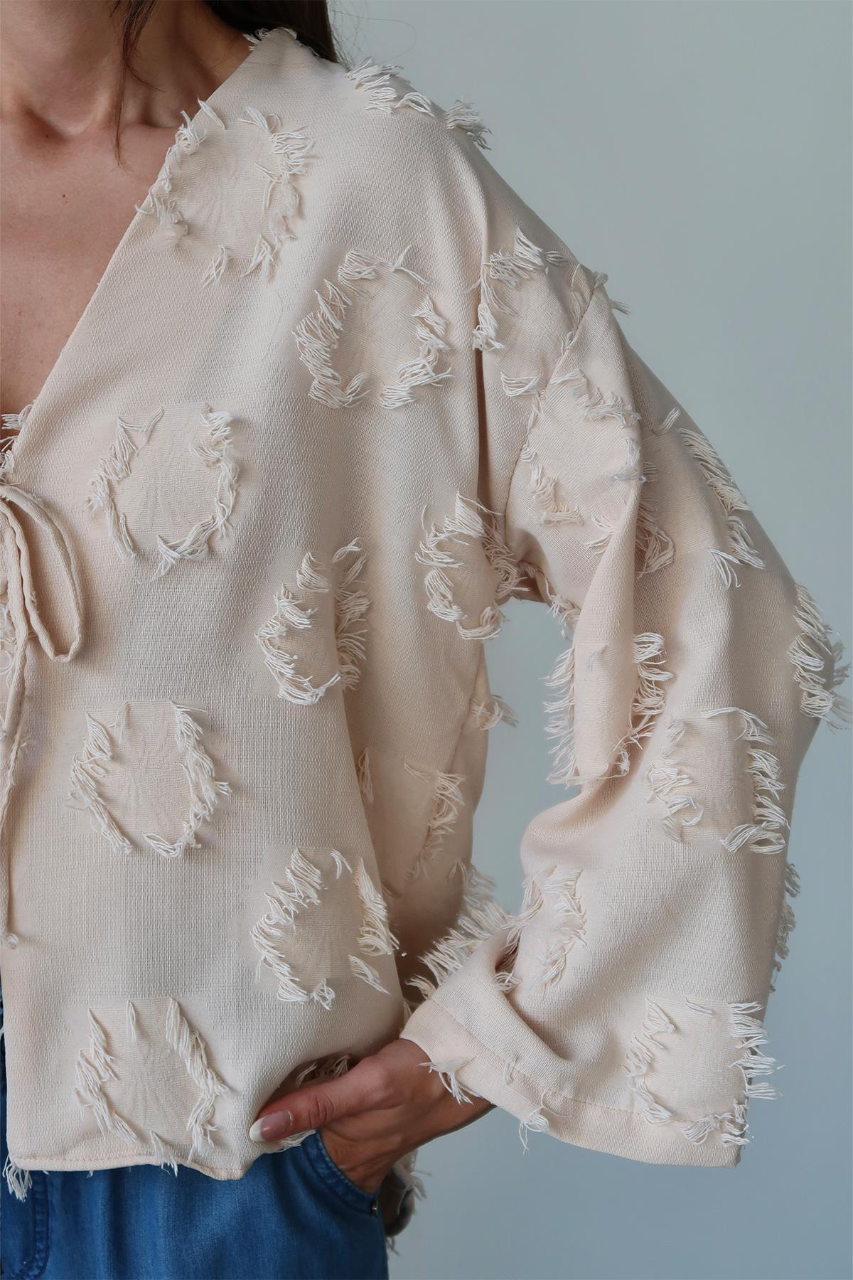 Bağcık Kapamalı Püskül Desenli Gömlek BEJ 9360