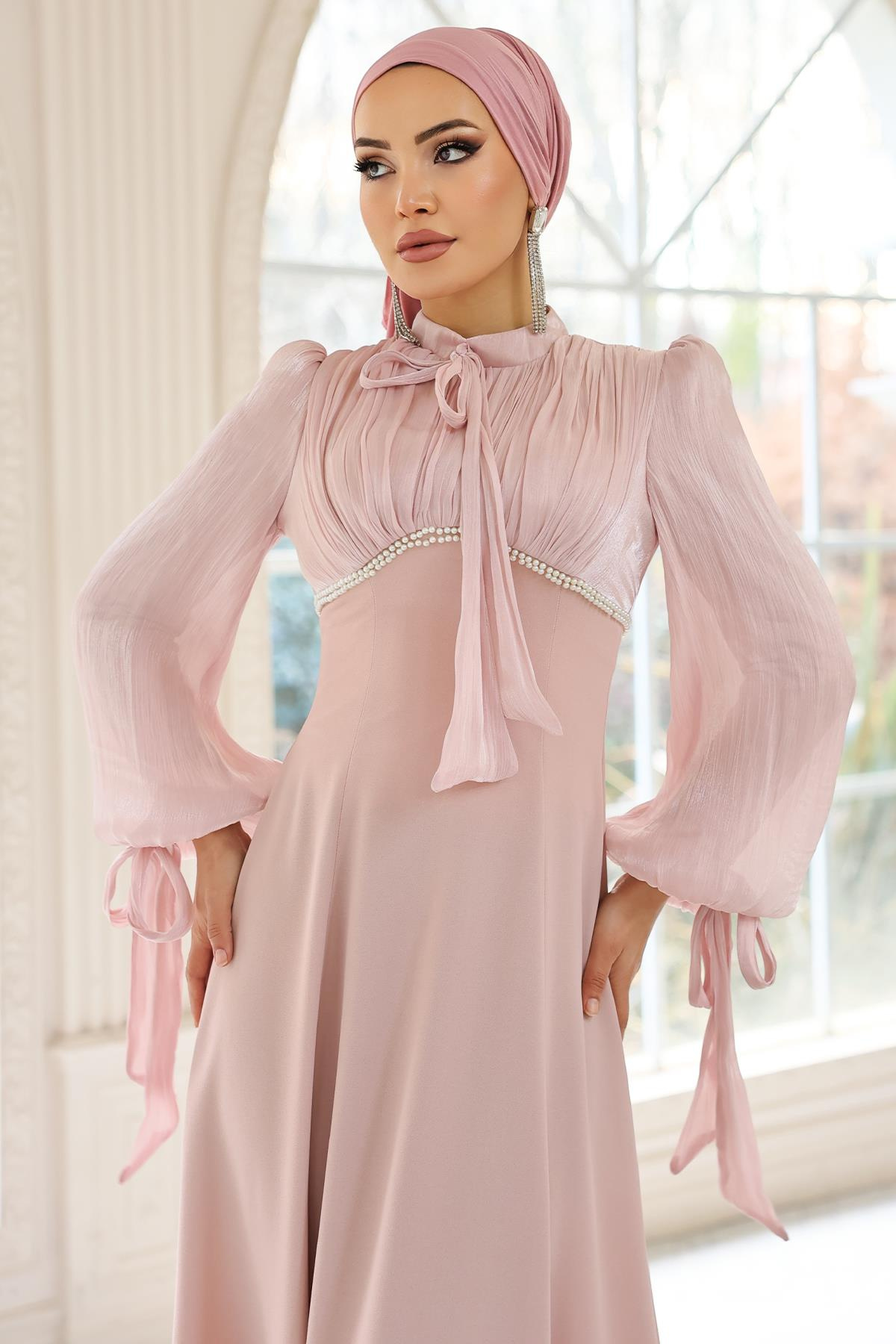 Bağcık ve İnci Detaylı Yoryo İpek Krep Kombinli Tesettür Abiye Elbise PUDRA 1685