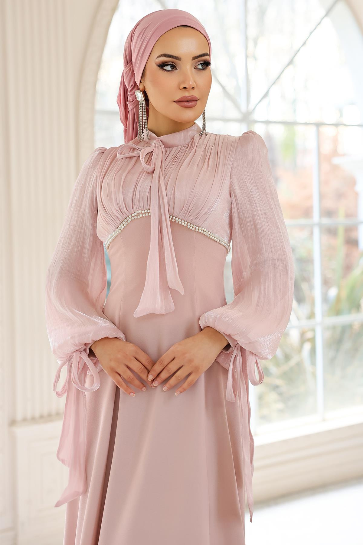 Bağcık ve İnci Detaylı Yoryo İpek Krep Kombinli Tesettür Abiye Elbise PUDRA 1685