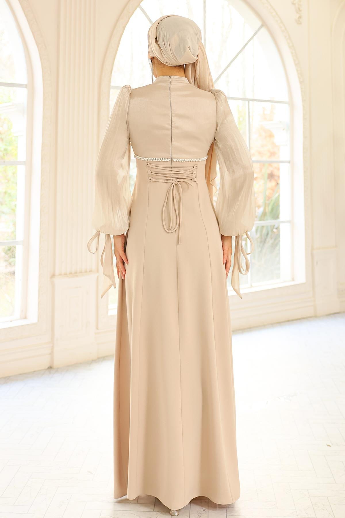 Bağcık ve İnci Detaylı Yoryo İpek Krep Kombinli Tesettür Abiye Elbise BEJ 1685