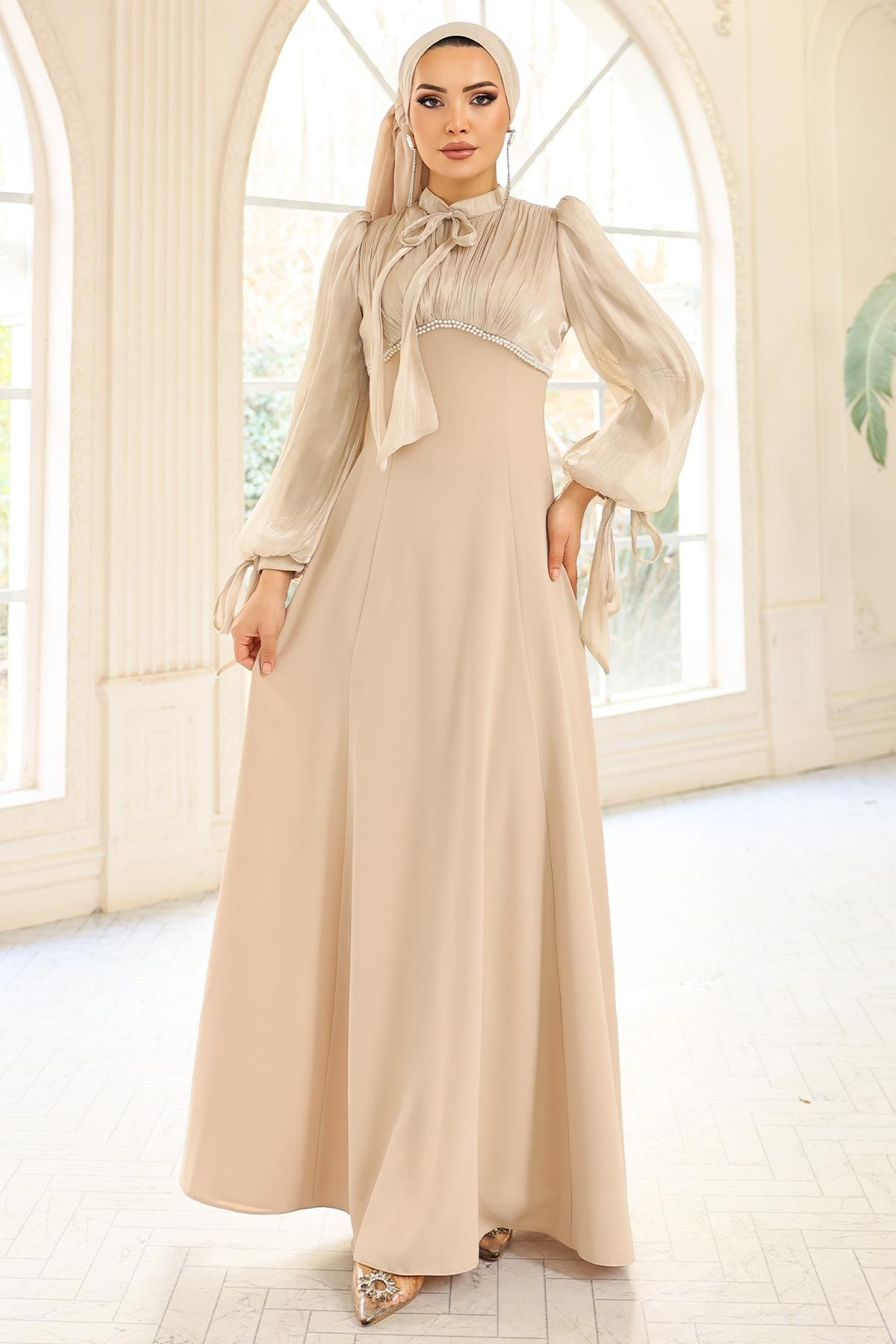 Bağcık ve İnci Detaylı Yoryo İpek Krep Kombinli Tesettür Abiye Elbise BEJ 1685