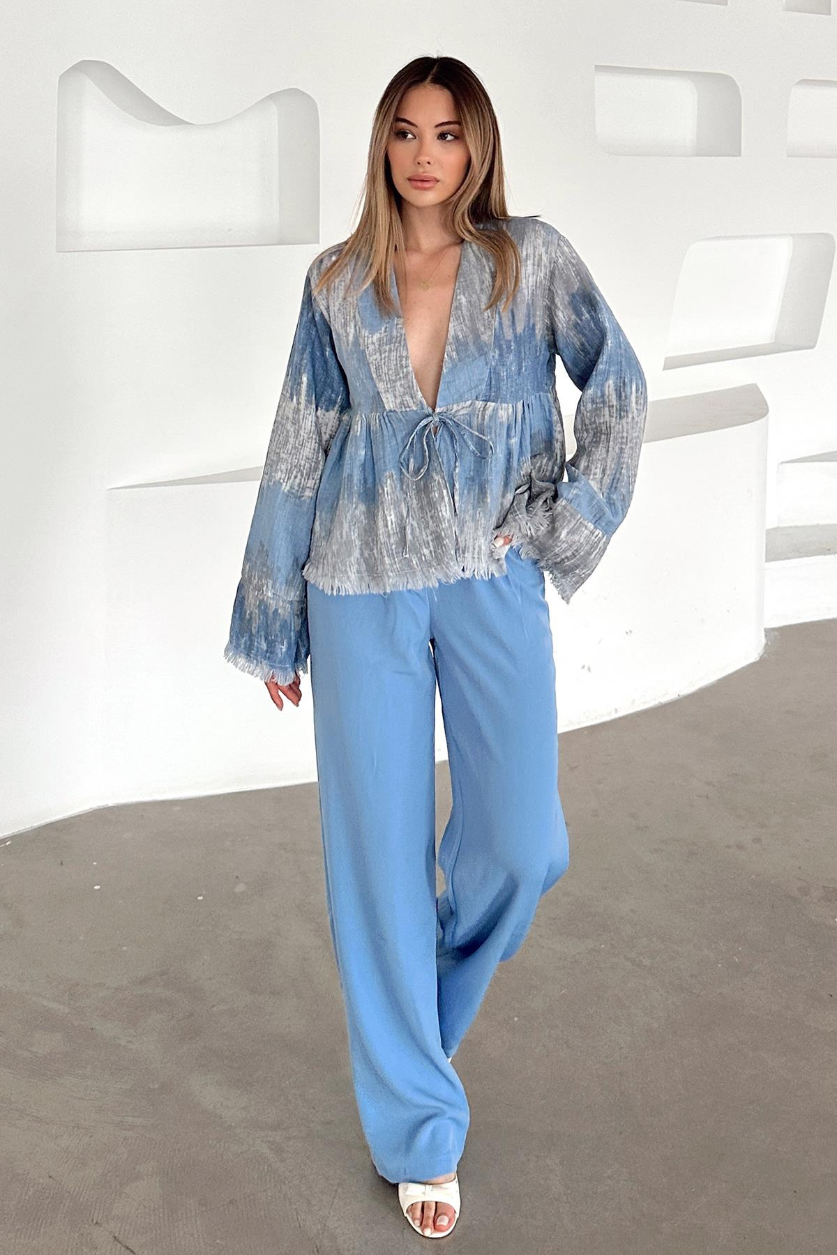 Batik Desen Püskül Detaylı Bağcık Kapamalı Gömlek MAVİ 9358