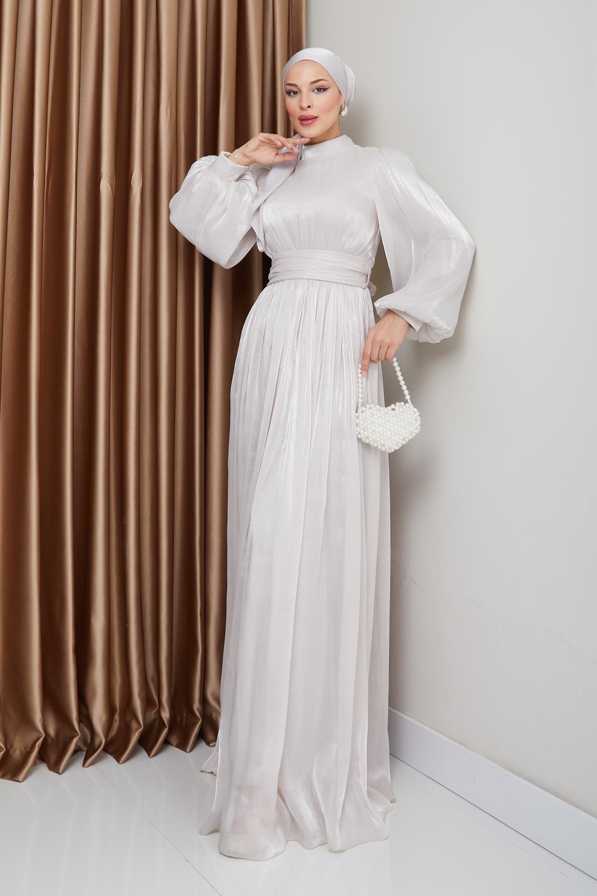 فستان سهرة حريري من يوريو للحجاب مع حزام خصر وتفاصيل مجمعة حجر 1225