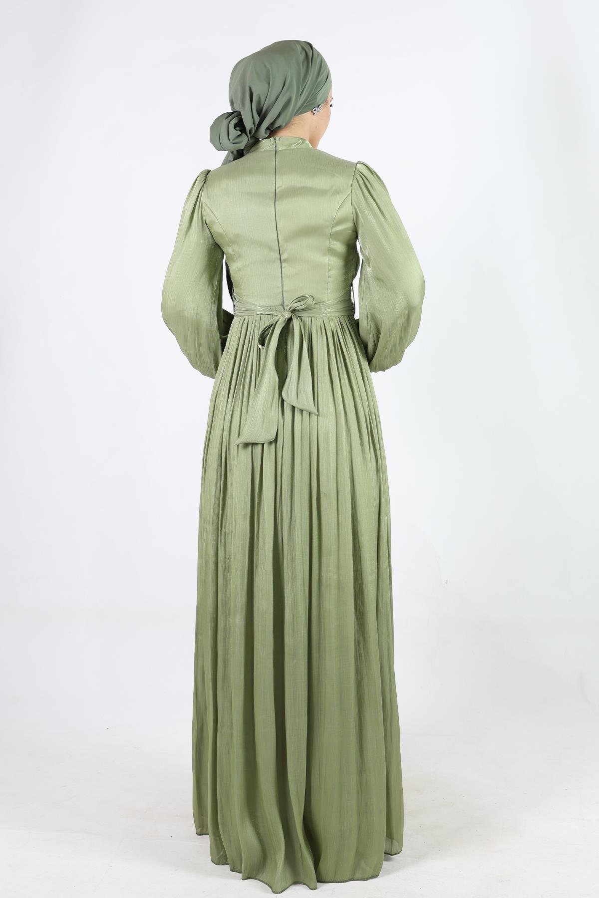 فستان سهرة حريري من يوريو للحجاب مع حزام خصر وتفاصيل مجمعة كاجلا 1225