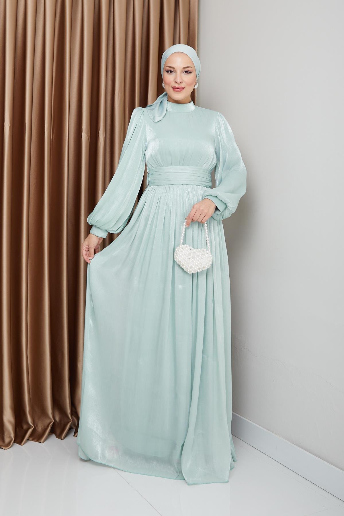 فستان سهرة حريري من يوريو للحجاب مع حزام خصر وتفاصيل مجمعة مثل 1225
