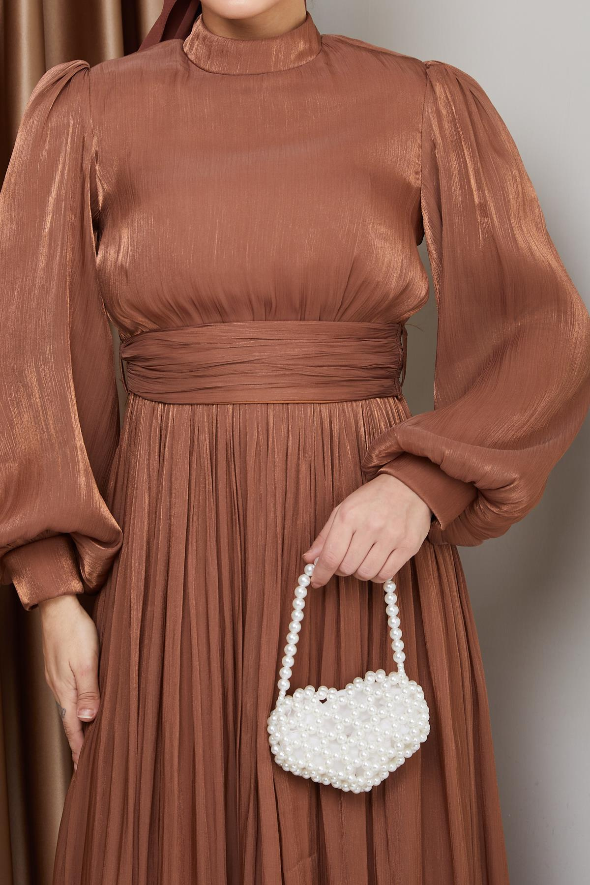 فستان سهرة حريري من يوريو للحجاب مع حزام خصر وتفاصيل مجمعة التبغ 1225