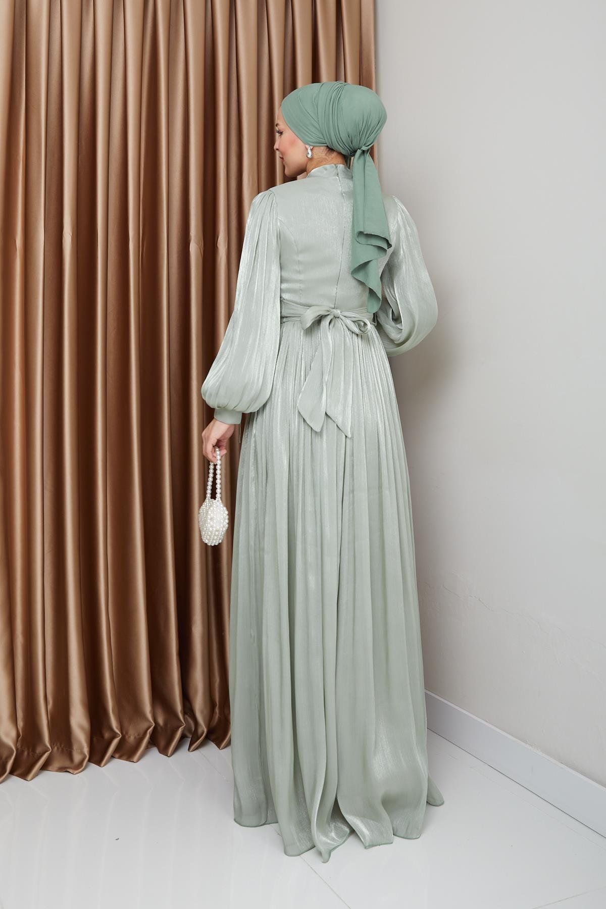 فستان سهرة حريري من يوريو للحجاب مع حزام خصر وتفاصيل مجمعة أخضر فاتح 1225