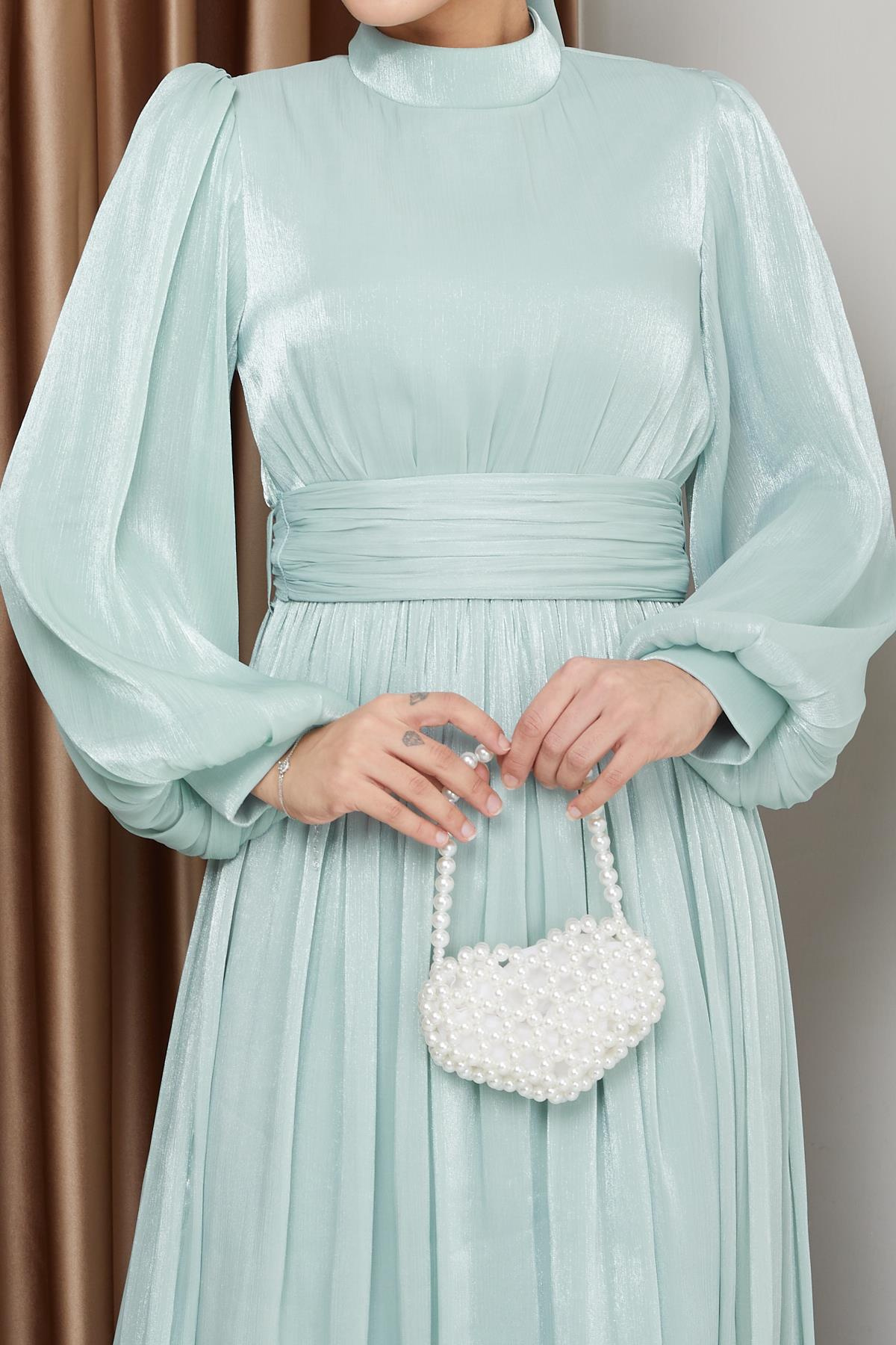 فستان سهرة حريري من يوريو للحجاب مع حزام خصر وتفاصيل مجمعة مثل 1225