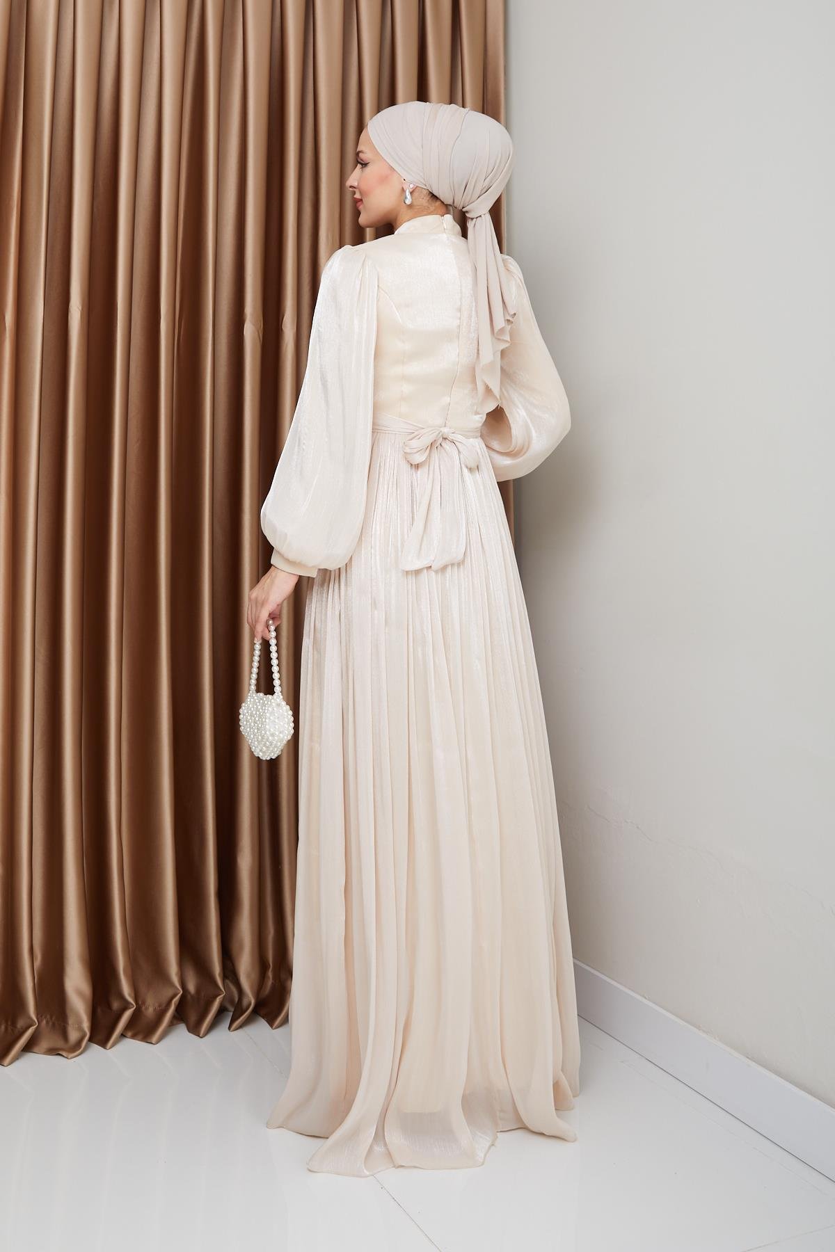 فستان سهرة حريري من يوريو للحجاب مع حزام خصر وتفاصيل مجمعة كريم 1225