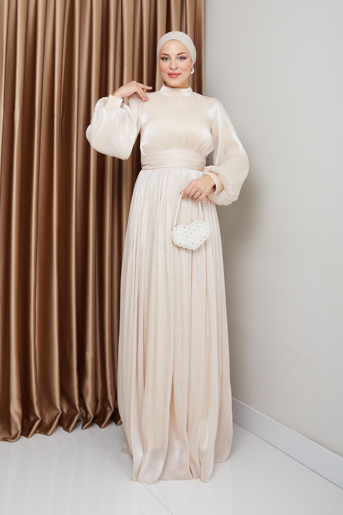 فستان سهرة حريري من يوريو للحجاب مع حزام خصر وتفاصيل مجمعة كريم 1225