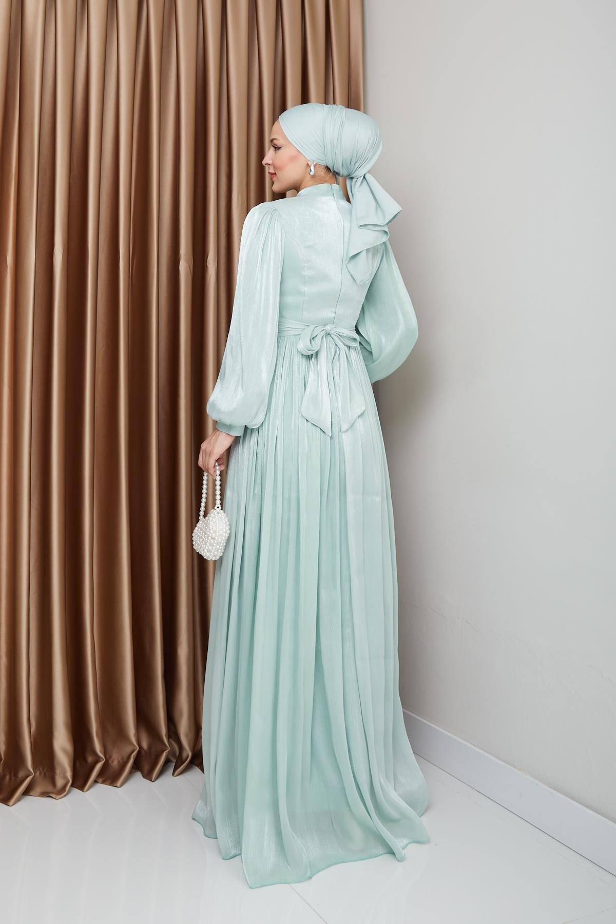 فستان سهرة حريري من يوريو للحجاب مع حزام خصر وتفاصيل مجمعة مثل 1225