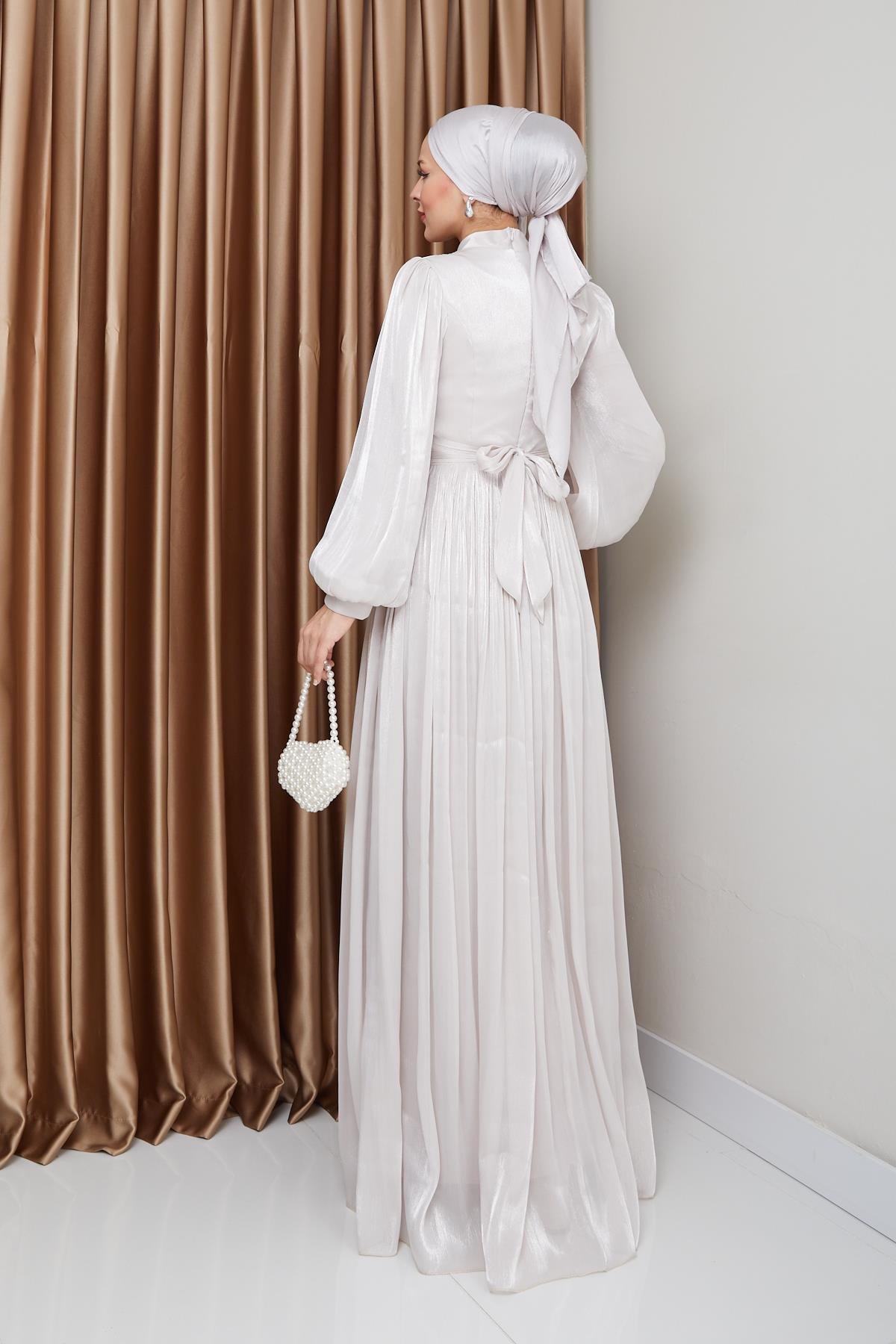 فستان سهرة حريري من يوريو للحجاب مع حزام خصر وتفاصيل مجمعة حجر 1225