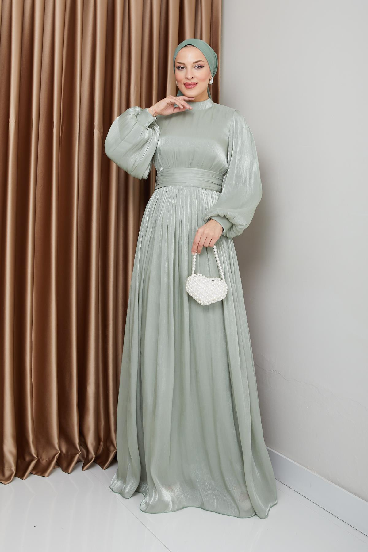 فستان سهرة حريري من يوريو للحجاب مع حزام خصر وتفاصيل مجمعة أخضر فاتح 1225