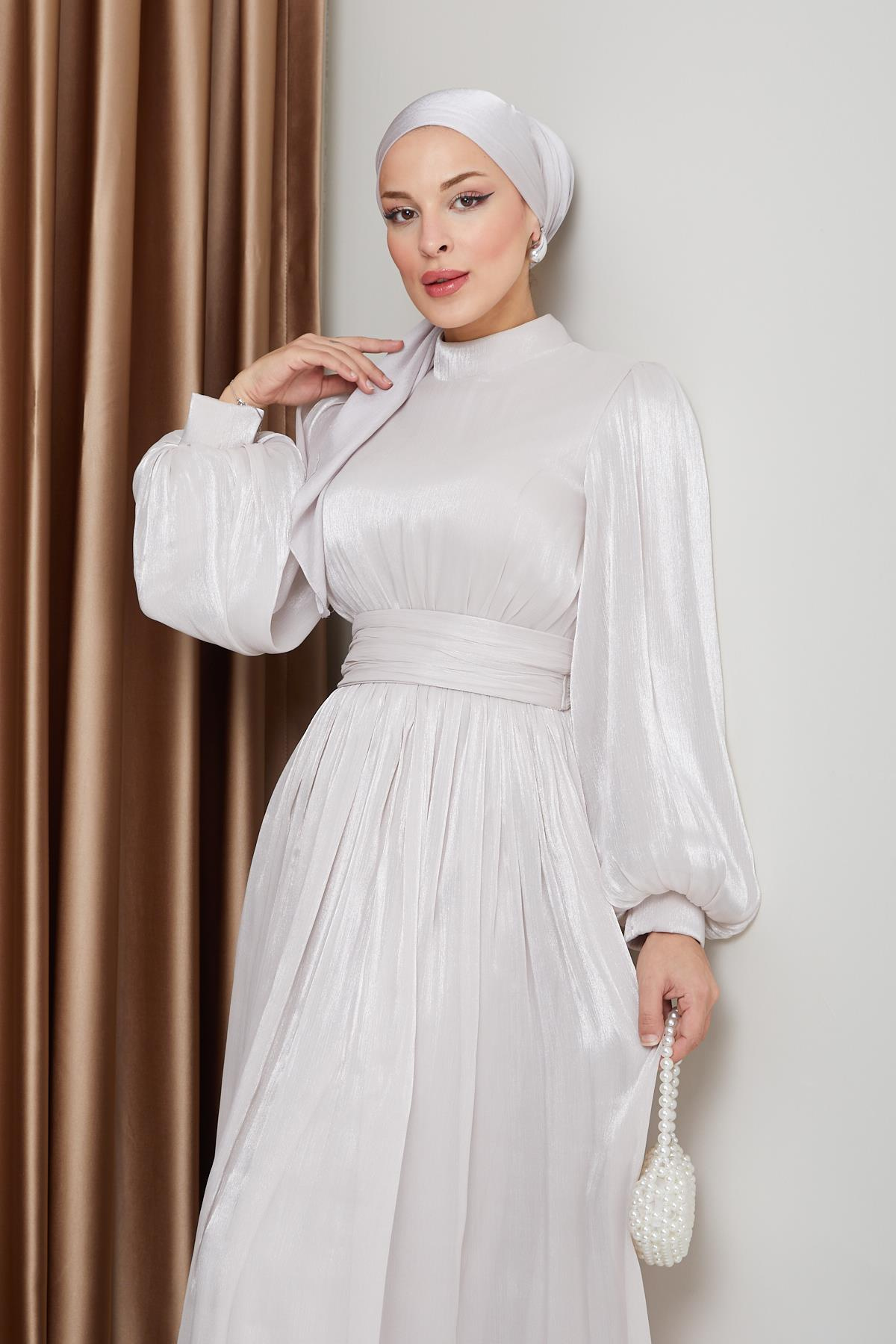 فستان سهرة حريري من يوريو للحجاب مع حزام خصر وتفاصيل مجمعة حجر 1225