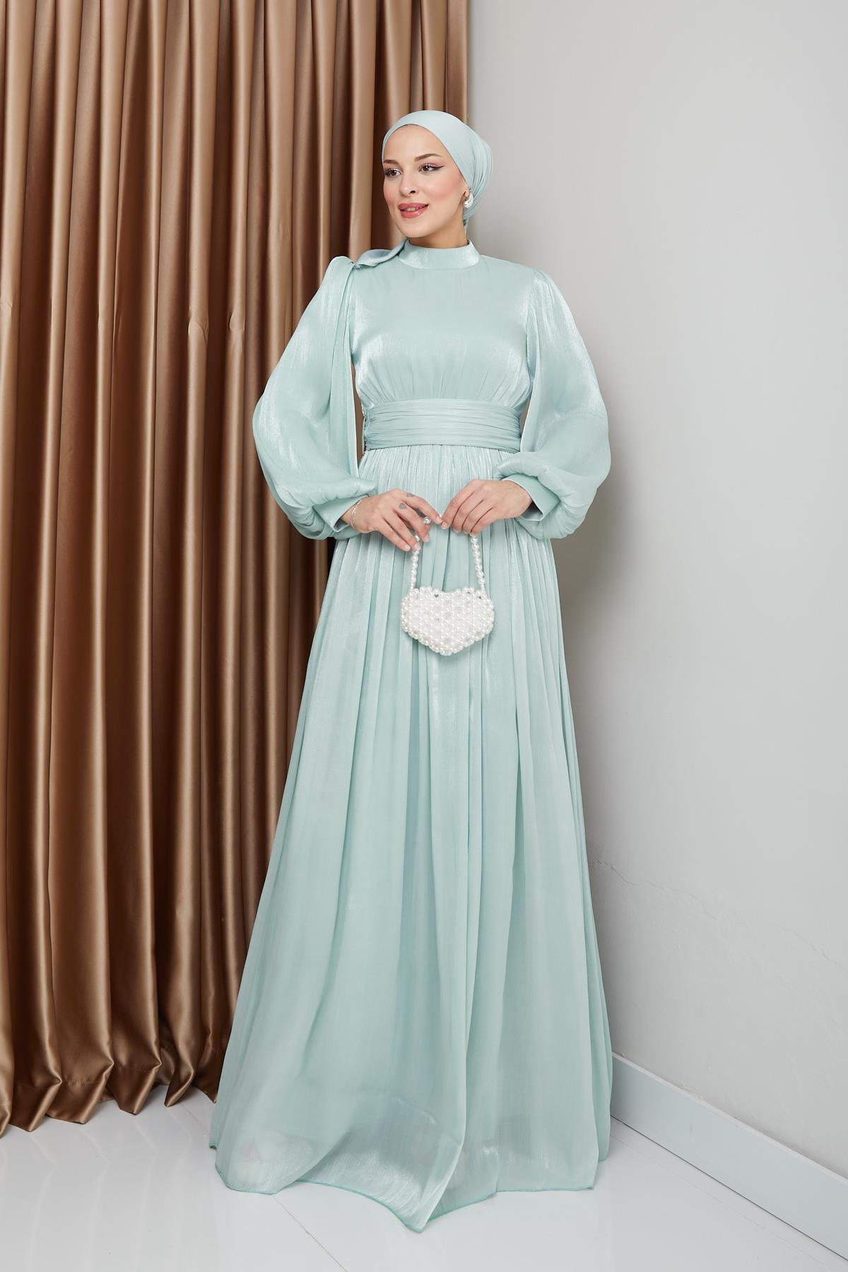 فستان سهرة حريري من يوريو للحجاب مع حزام خصر وتفاصيل مجمعة مثل 1225