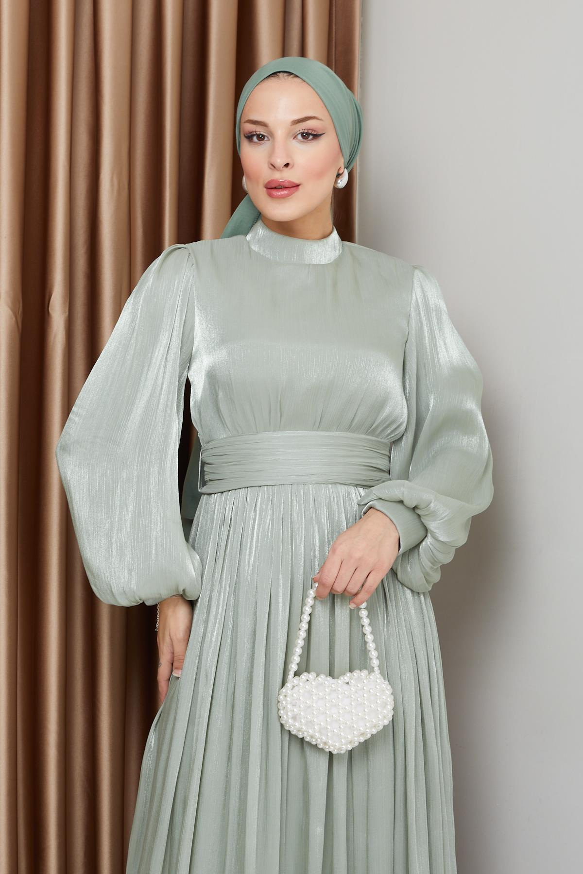 فستان سهرة حريري من يوريو للحجاب مع حزام خصر وتفاصيل مجمعة أخضر فاتح 1225