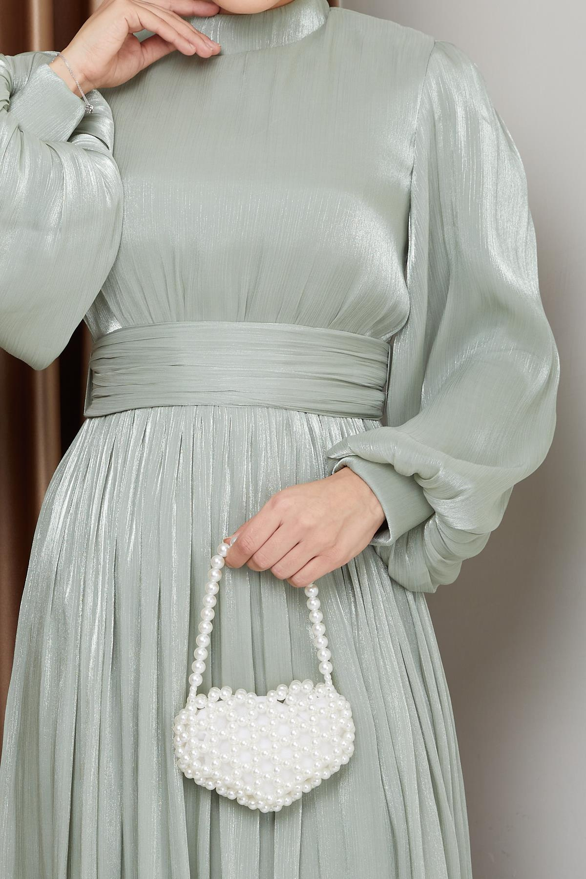 فستان سهرة حريري من يوريو للحجاب مع حزام خصر وتفاصيل مجمعة أخضر فاتح 1225