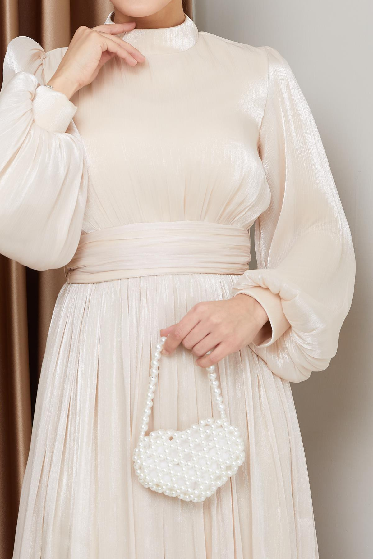 فستان سهرة حريري من يوريو للحجاب مع حزام خصر وتفاصيل مجمعة كريم 1225