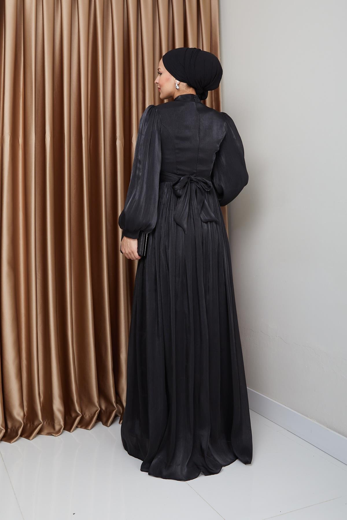 فستان سهرة حريري من يوريو للحجاب مع حزام خصر وتفاصيل مجمعة أسود 1225