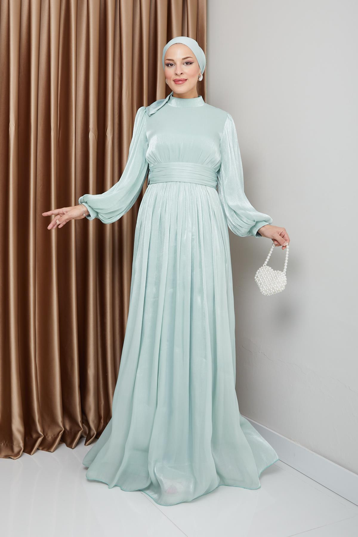 فستان سهرة حريري من يوريو للحجاب مع حزام خصر وتفاصيل مجمعة مثل 1225