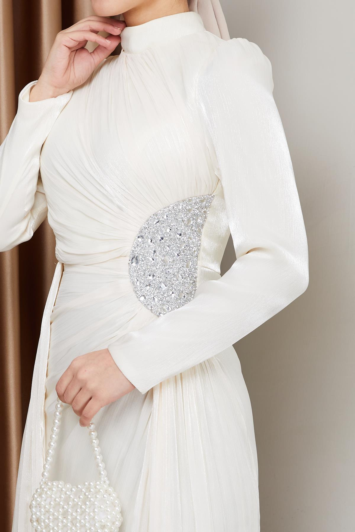 Beli Taş ve Büzgü Detaylı Yoryo İpek Tesettür Abiye Elbise EKRU 1233