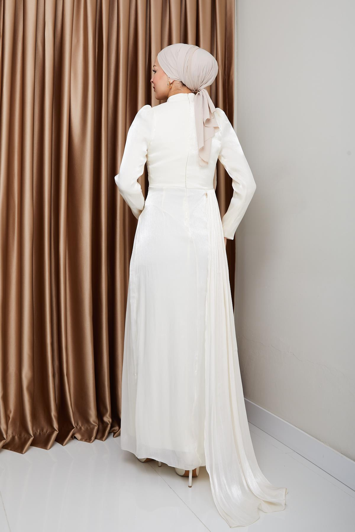 Beli Taş ve Büzgü Detaylı Yoryo İpek Tesettür Abiye Elbise EKRU 1233
