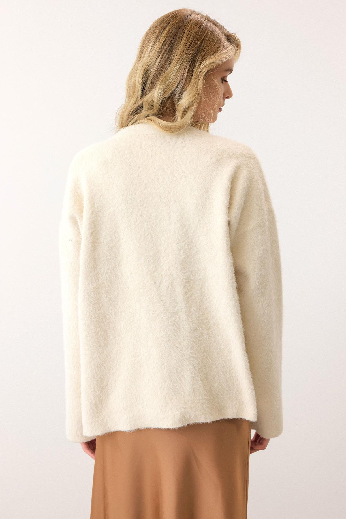 Çiçek Aksesuarlı Soft Triko Hırka EKRU 8268