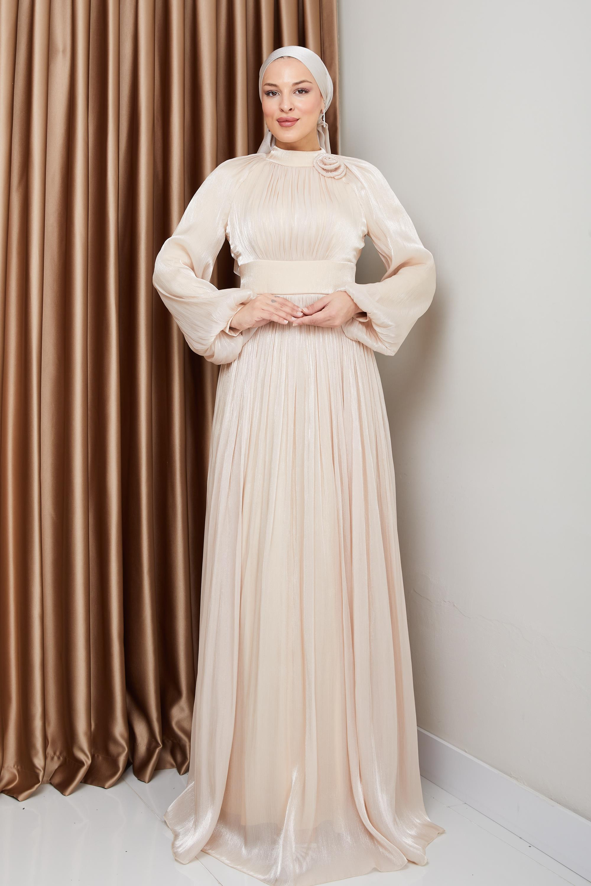 فستان سهرة حرير يوريو مطوي مع تفاصيل زهور كريم 1240