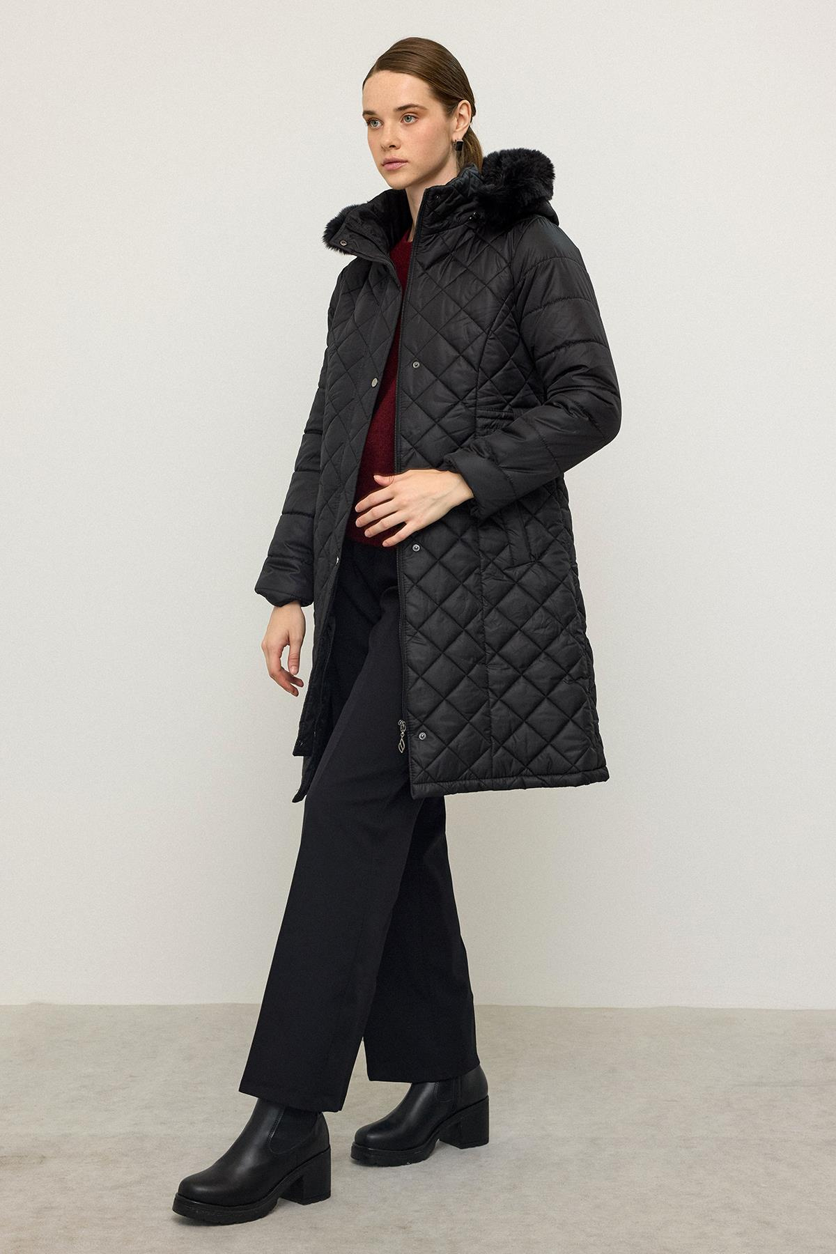 Çıkabilen Kürklü Kapüşonlu Metal Aksesuarlı Kapitone Mont SİYAH 6790