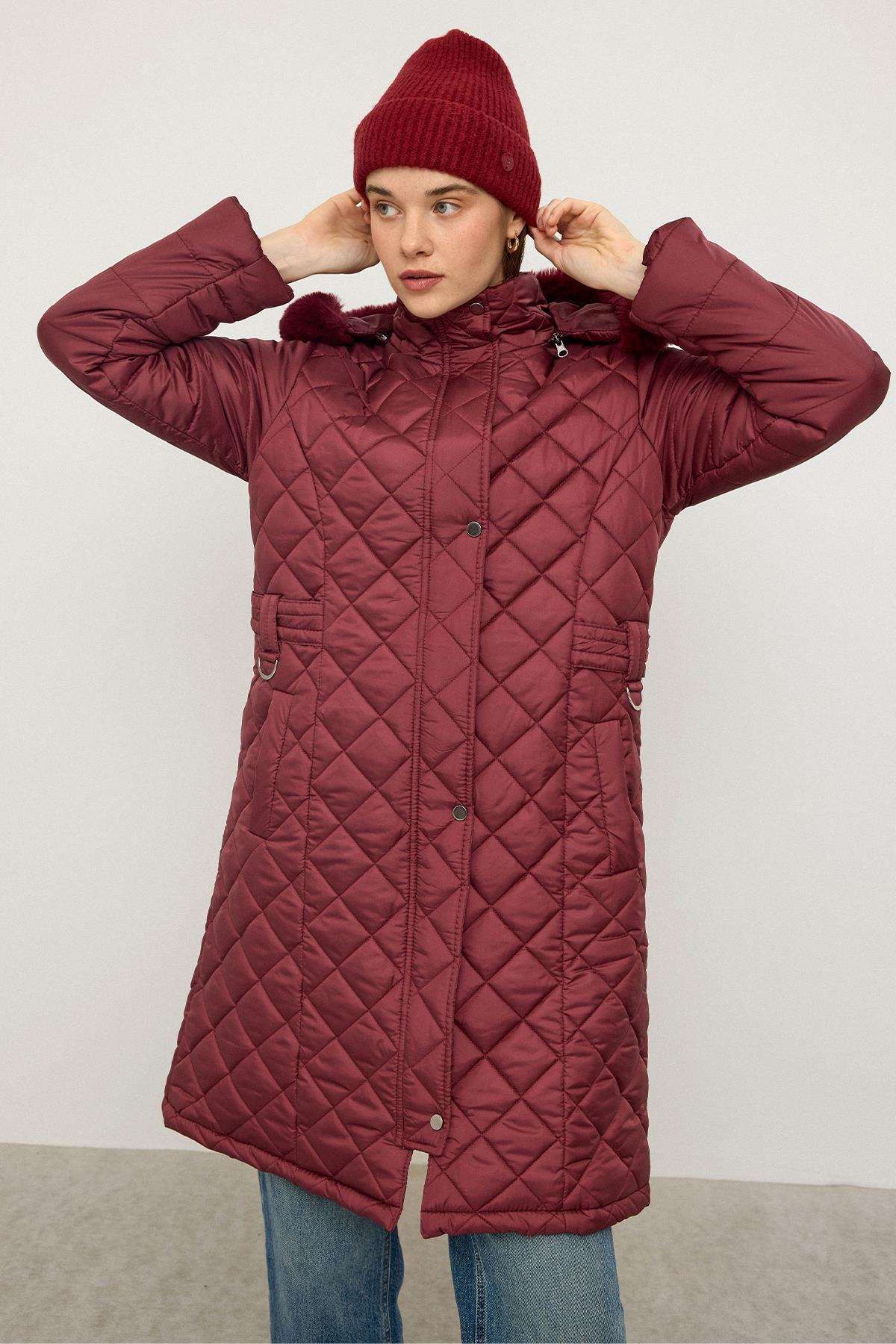 Çıkabilen Kürklü Kapüşonlu Metal Aksesuarlı Kapitone Mont BORDO 6790