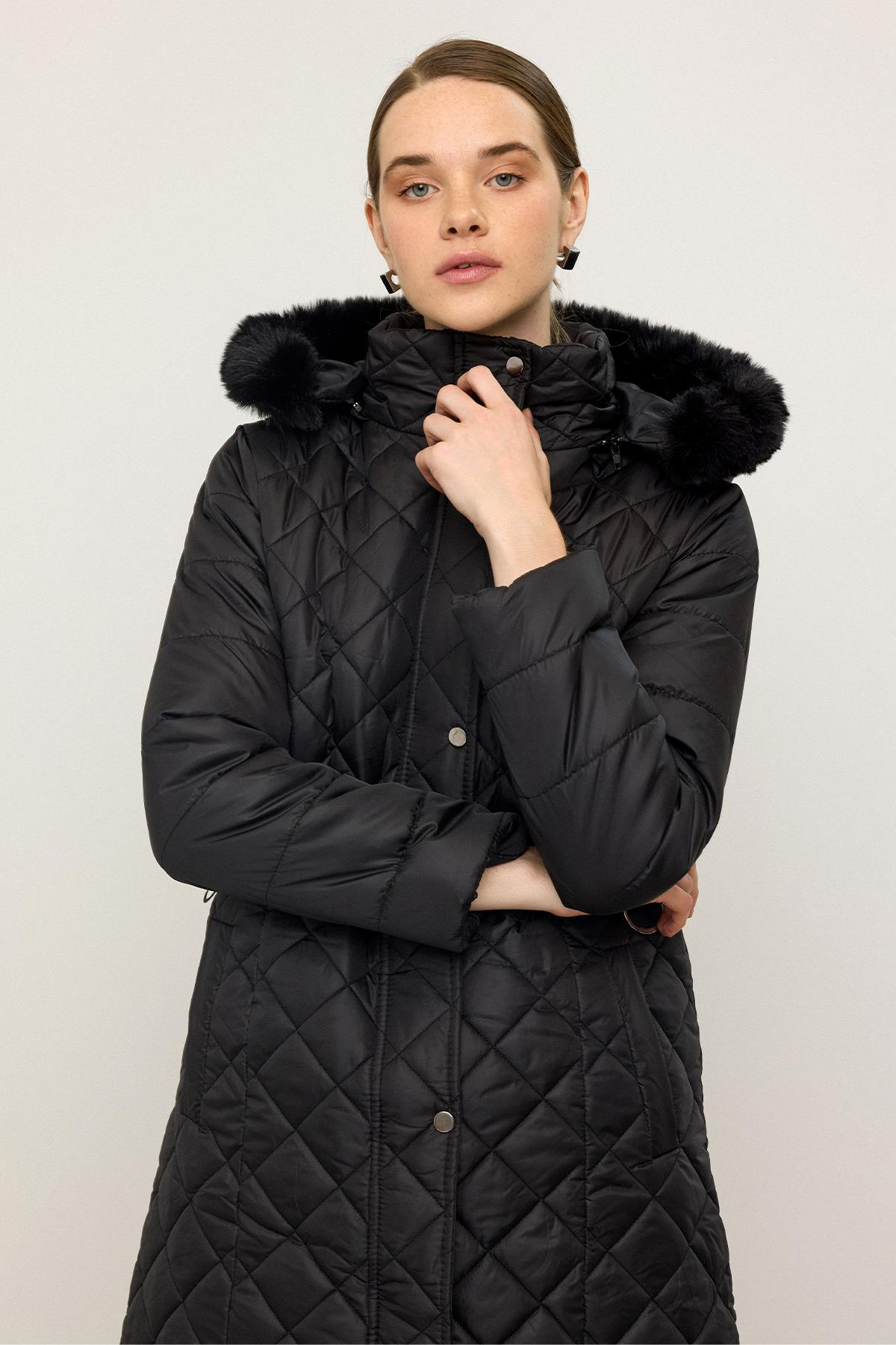 Çıkabilen Kürklü Kapüşonlu Metal Aksesuarlı Kapitone Mont SİYAH 6790
