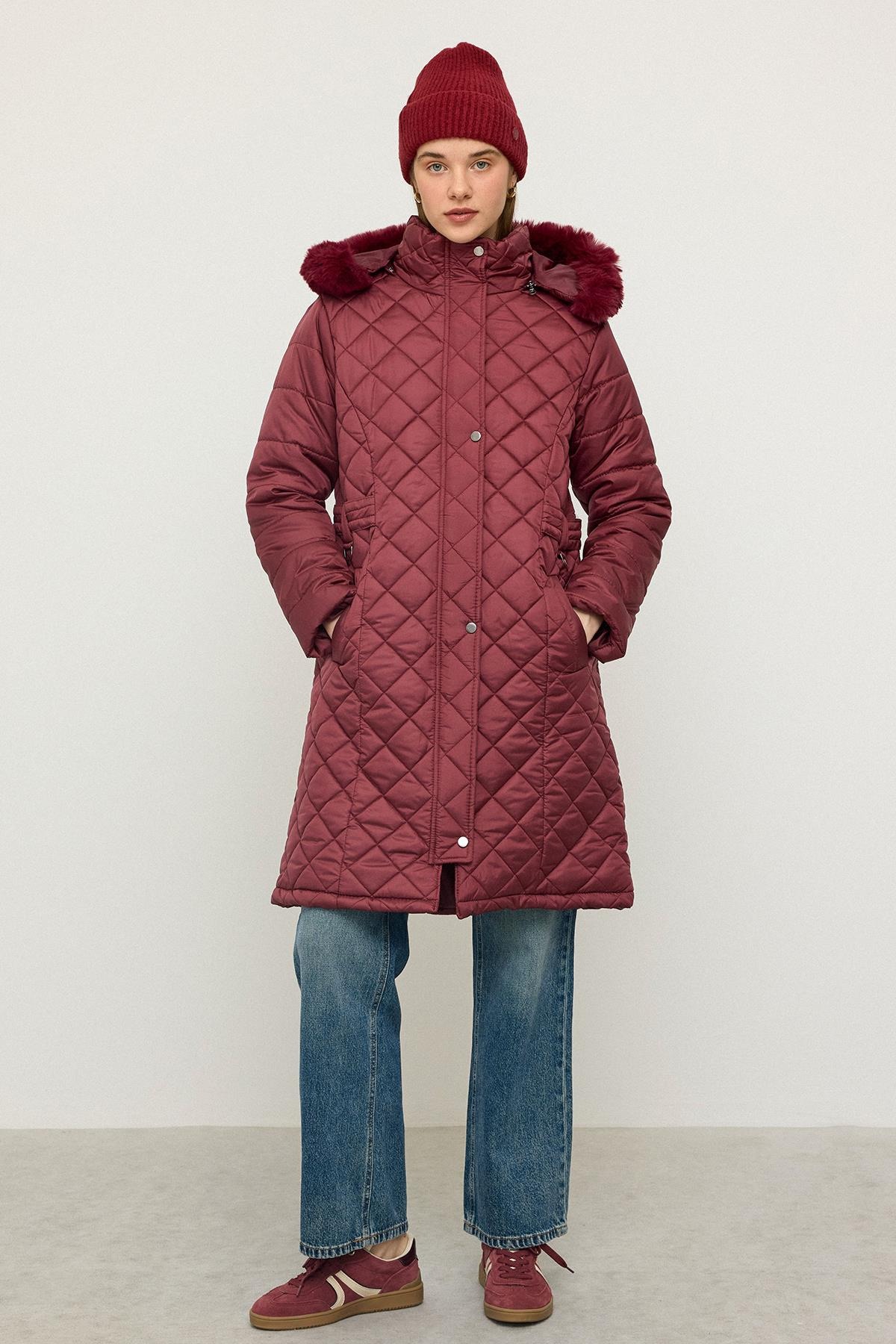 Çıkabilen Kürklü Kapüşonlu Metal Aksesuarlı Kapitone Mont BORDO 6790