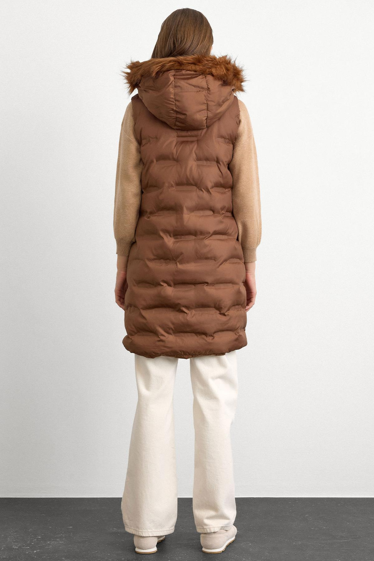 سترة منتفخة منقوشة بغطاء رأس قابل للإزالة التبغ 8210