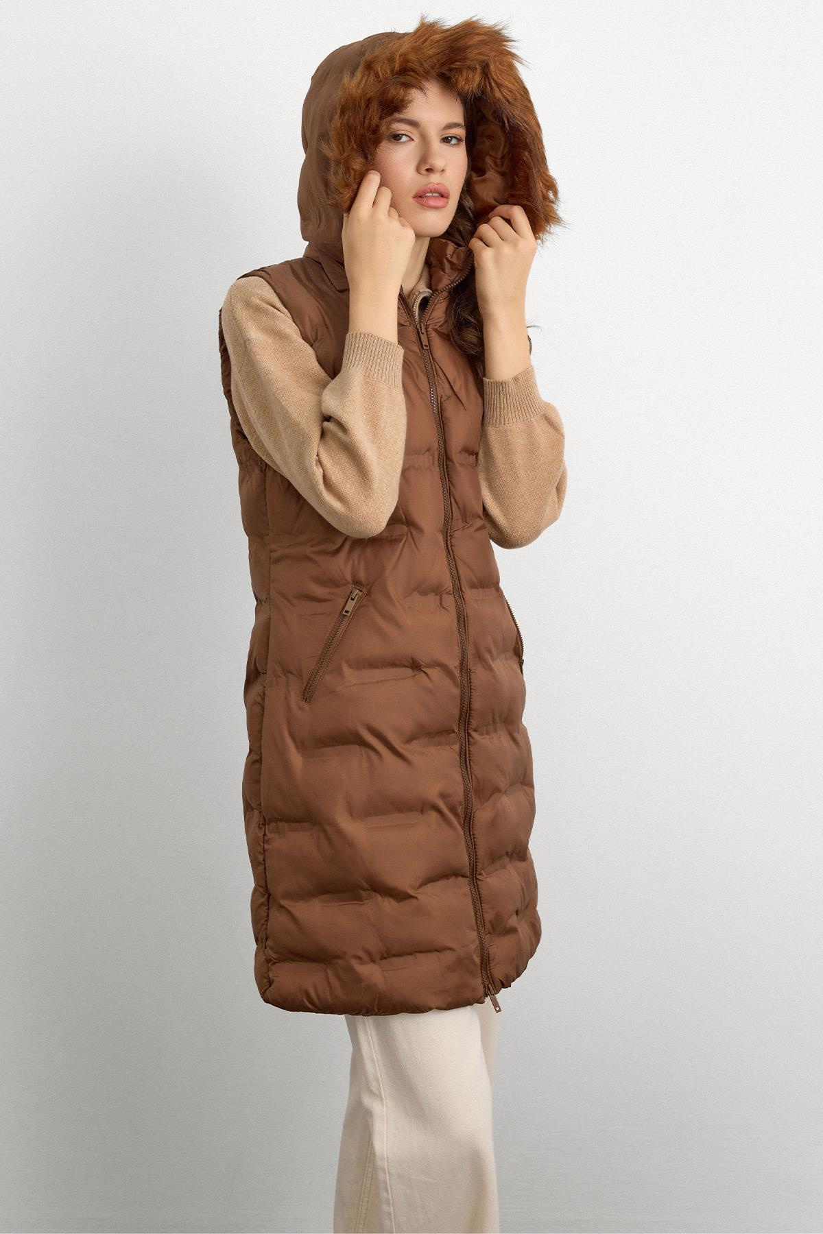 سترة منتفخة منقوشة بغطاء رأس قابل للإزالة التبغ 8210