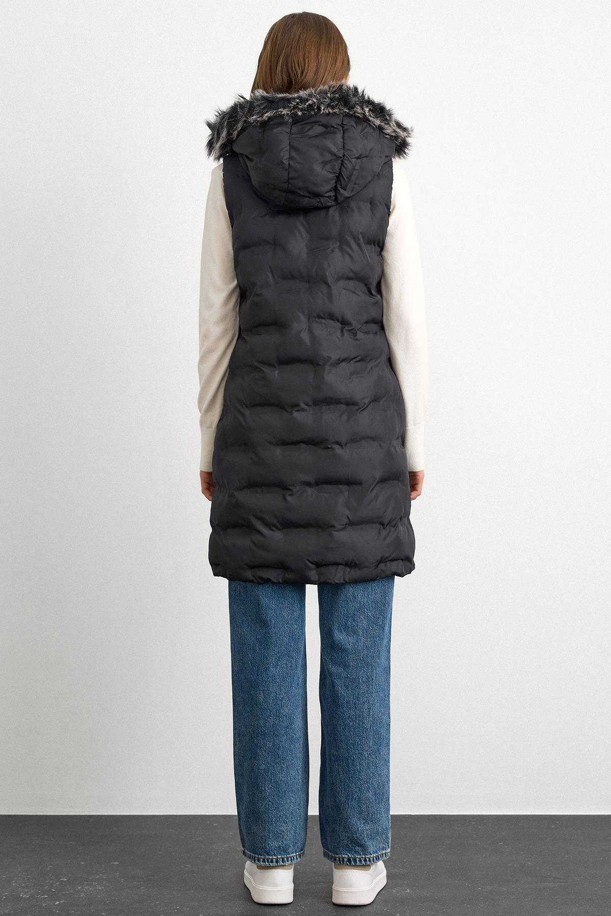 سترة منتفخة منقوشة بغطاء رأس قابل للإزالة أسود 8210