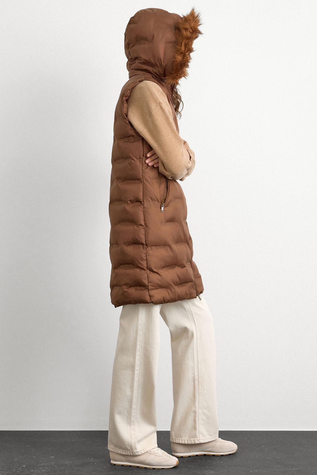 سترة منتفخة منقوشة بغطاء رأس قابل للإزالة التبغ 8210