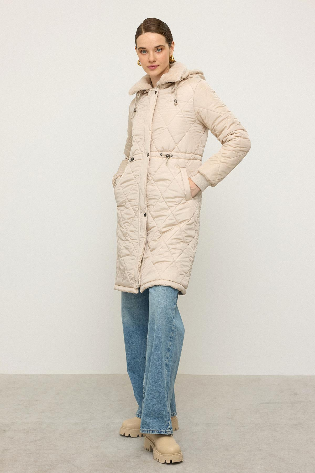 Çıkabilir Kapüşonlu Yakası Kürk Detaylı Kapitone Mont TAŞ 6624