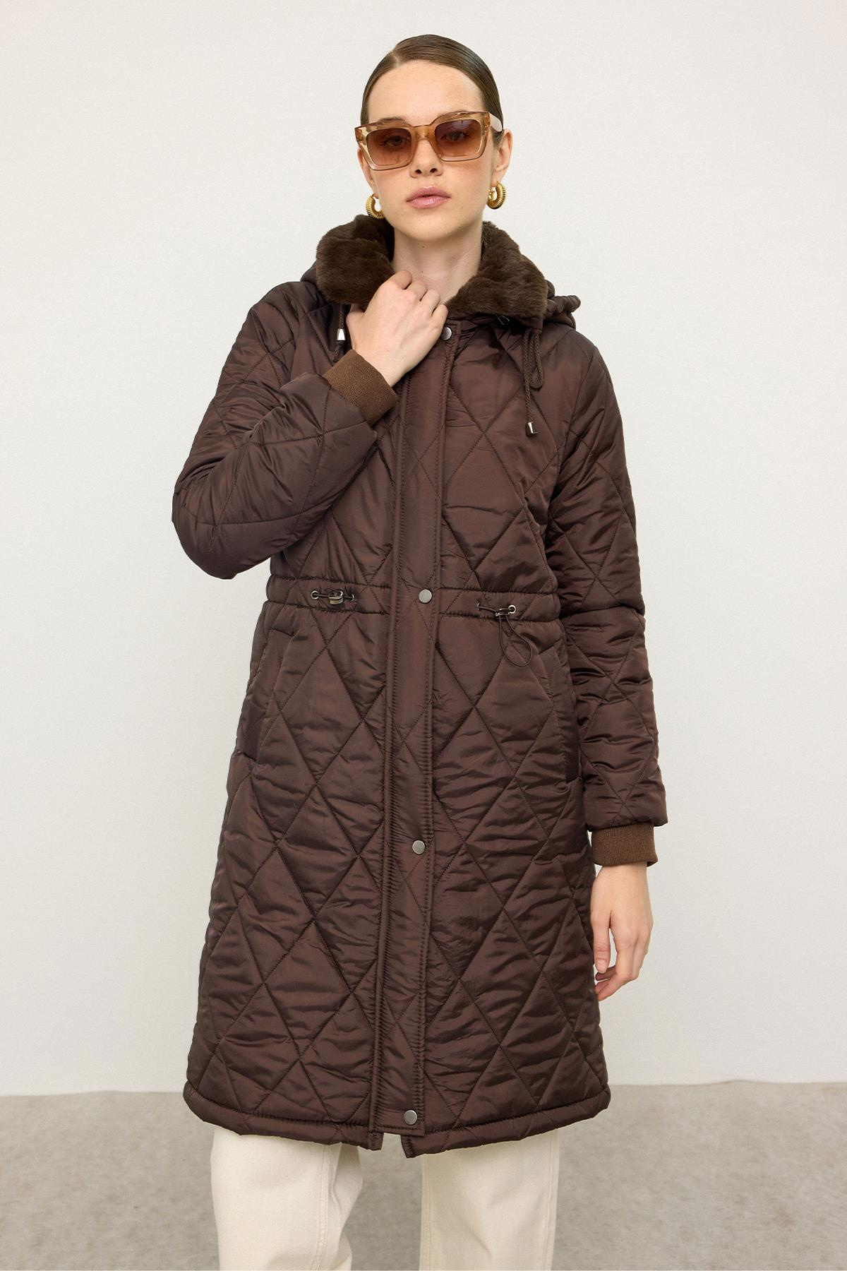 Çıkabilir Kapüşonlu Yakası Kürk Detaylı Kapitone Mont KAHVE 6624