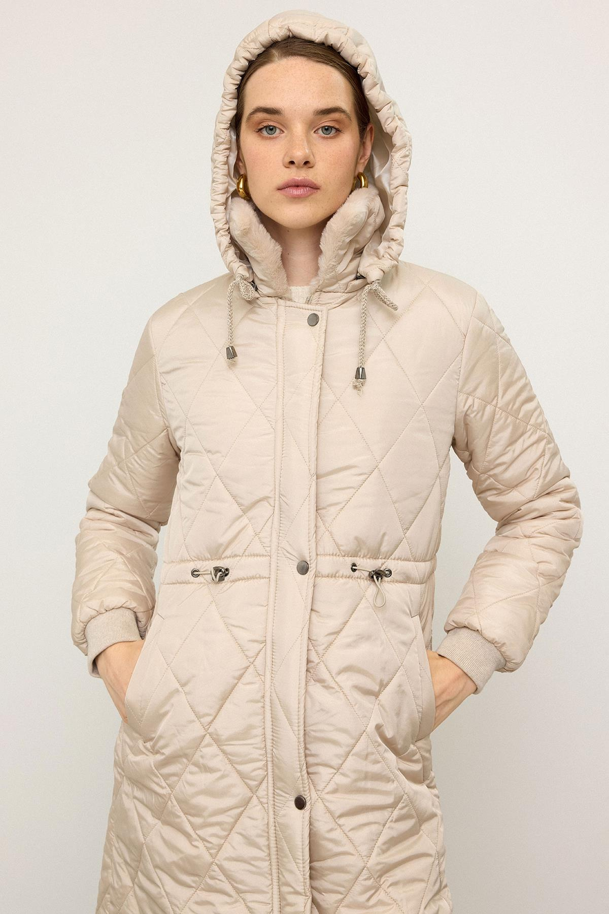 Çıkabilir Kapüşonlu Yakası Kürk Detaylı Kapitone Mont TAŞ 6624