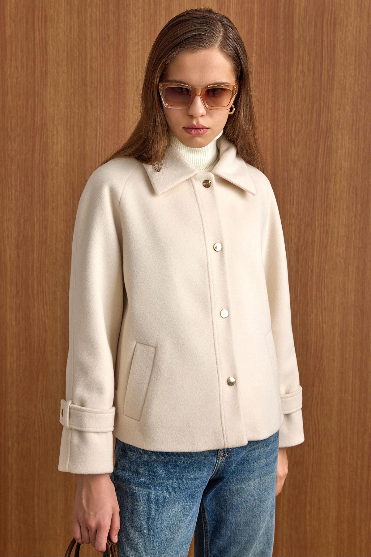 Çıt Çıt Kapamalı Pat Detaylı Kısa Kaban EKRU 3163