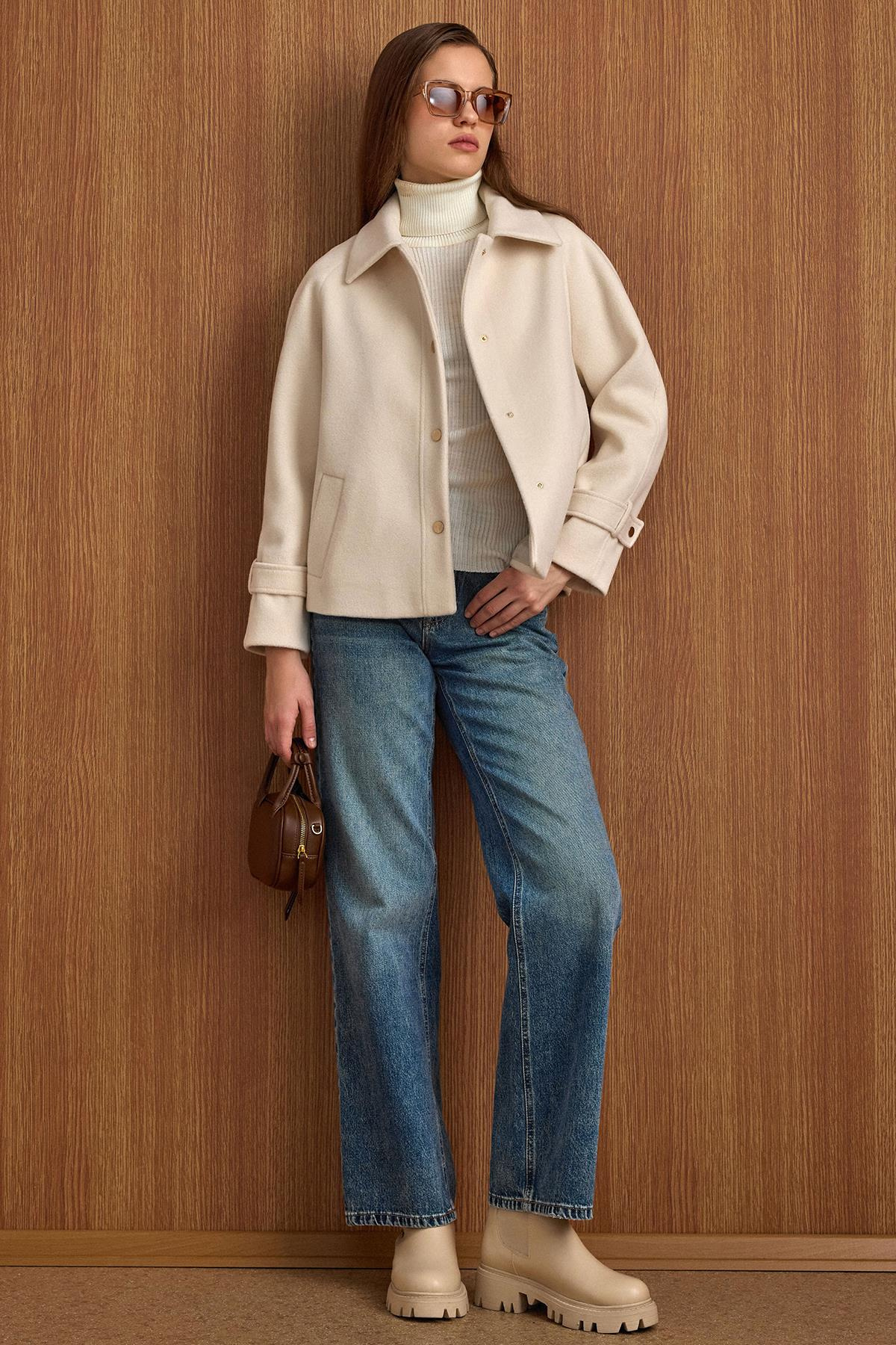 Çıt Çıt Kapamalı Pat Detaylı Kısa Kaban EKRU 3163